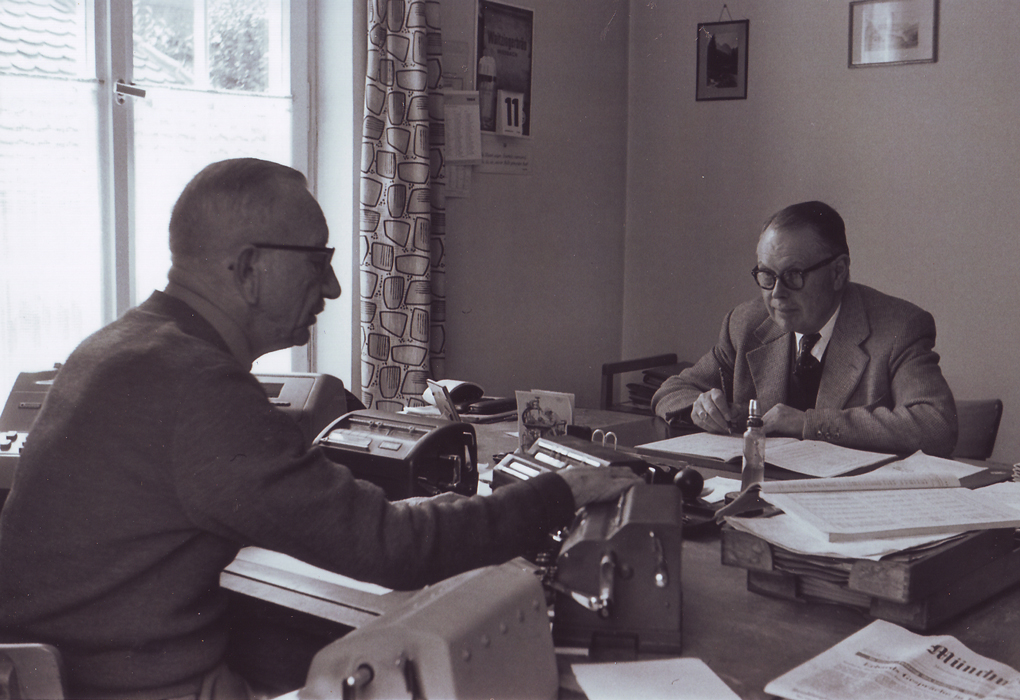 Two men sitting at desks, working at the ifo in 1954