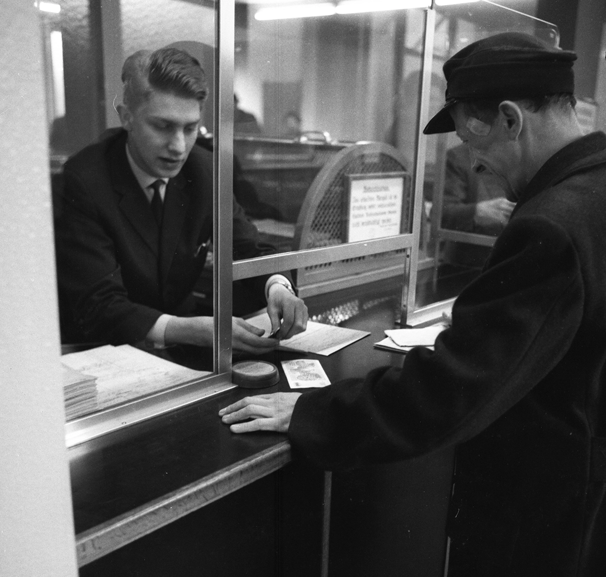 Unemployed people at the Dortmund employment office in 1966. ©picture alliance / Klaus Rose 