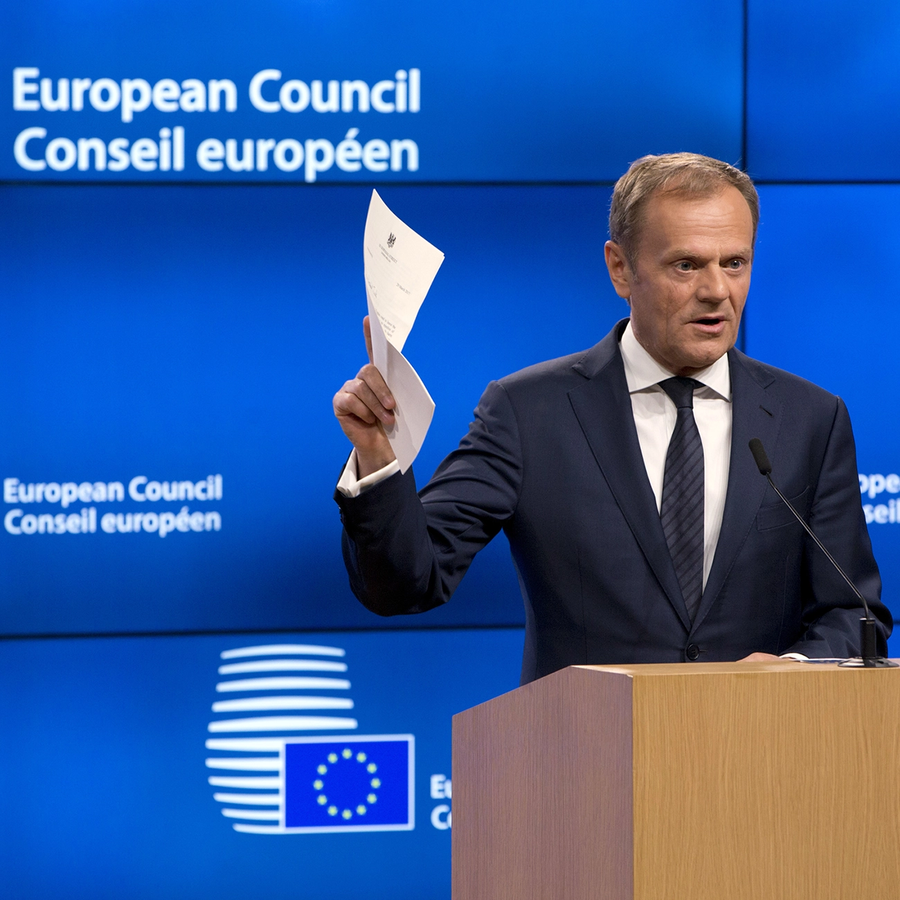 Donald Tusk 2017 holding the document declaring the wish of the UK to leave the EU, Picture-Alliance/AP Photo | Virginia Mayo