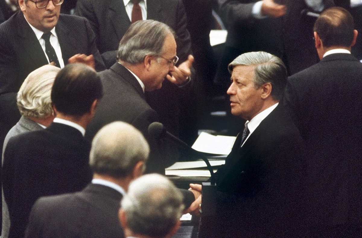  Helmut Schmidt congratulating Helmut Kohl, Picture-Alliance / dpa | Jörg Schmitt