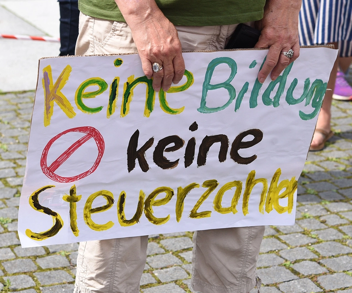 Demonstrationsschild mit Aufschrift "Keine Bildung, keine Steuerzahler". picture alliance / SZ Photo | Catherina Hess