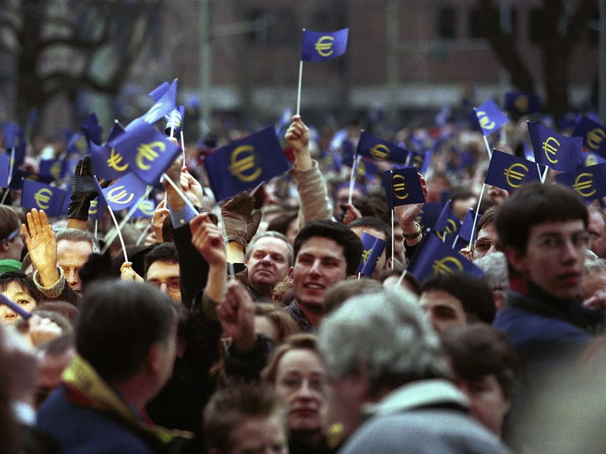 Menschen schwenken enthusiastisch Euro-Flagge, picture alliance / Ulrich Baumgarten