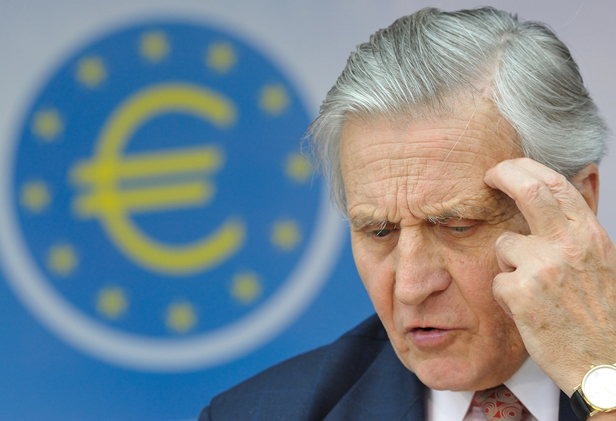 Der Präsident der Europäischen Zentralbank Jean-Claude Trichet, im Hintergrund ein Euro-Zeichen. picture alliance / dpa | Uwe Anspach