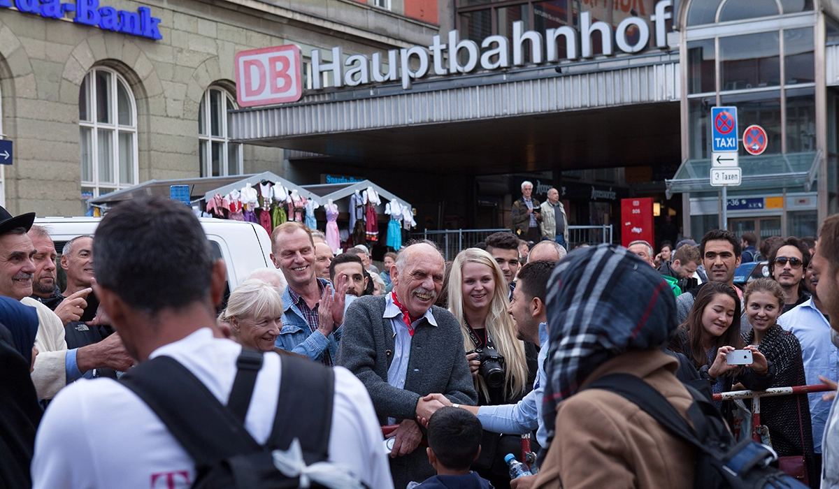 Menschen werden am Hauptbahnhof München empfangen, picture alliance / SZ Photo | Florian Peljak