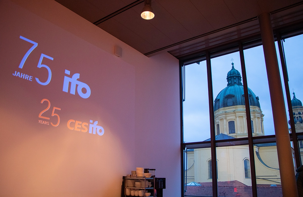 ifo Banner in the Literaturhaus, in the background view on the Theatinerkirche