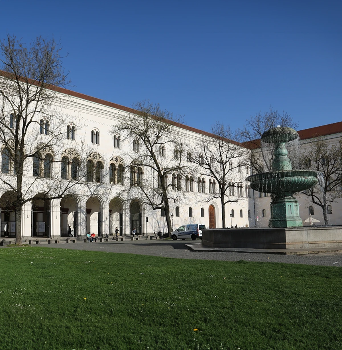 Das LMU Hauptgebäude am Geschwister-Scholl-Platz von außen