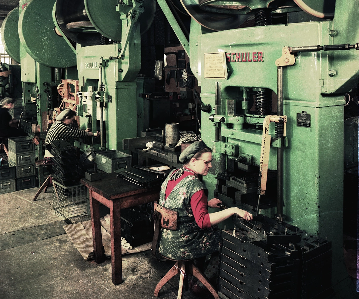 Female workers in a factory hall | picture alliance