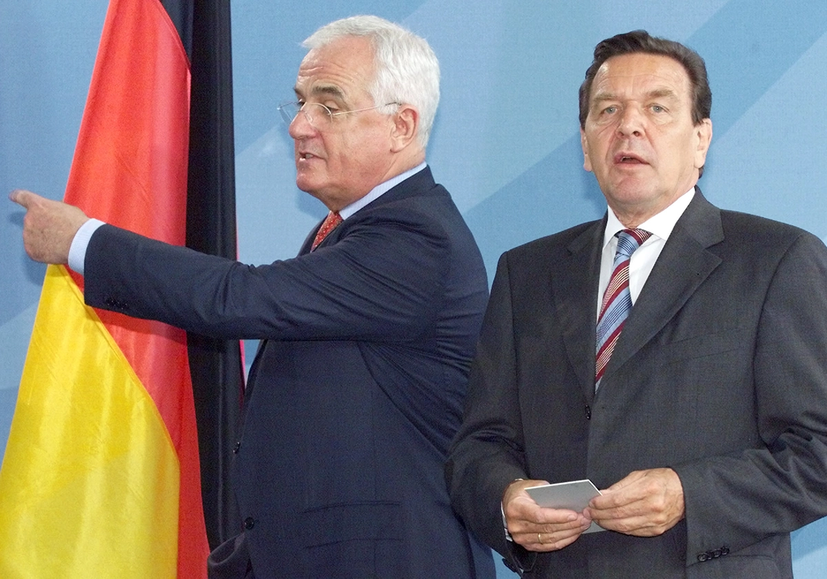 Gerhard Schröder in front of the German flag, 16.08.2002 | picture alliance