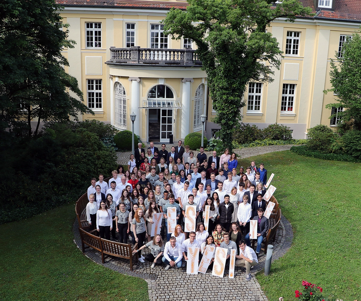 Group picture in the ifo garden with students at the first YES! competition