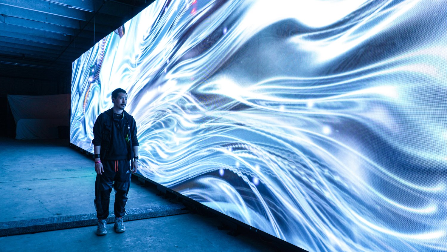 Patrick Doan in front of his artwork © Studio Defasten