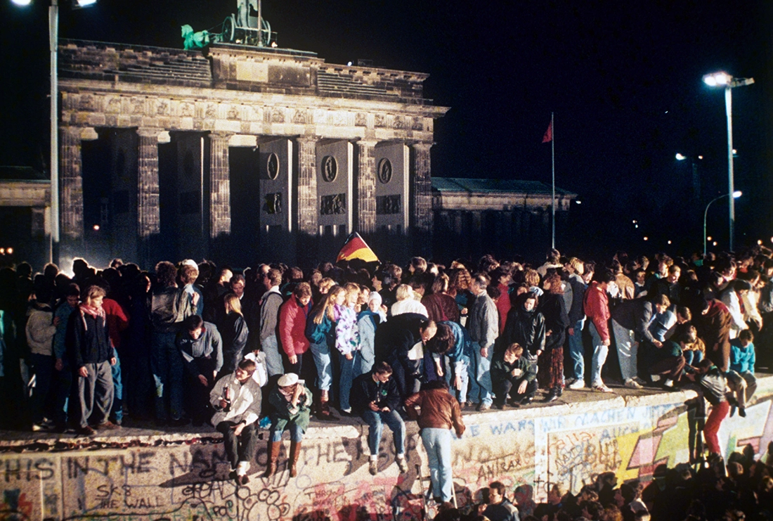 Menschen feiern Mauerfall in Berlin, Picture-Alliance / Lehtikuva Oy | Lehtikuva Oy