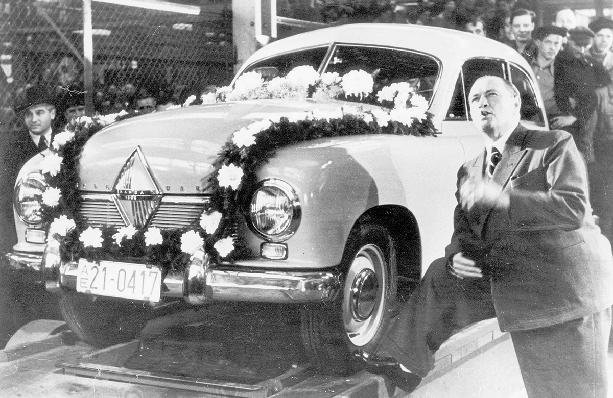 Carl Friedrich Wilhelm Borgward vor dem Modell Hansa 1500, 1949 Carl Friedrich Wilhelm Borgward vor dem Modell Hansa 1500, 1949 | © SZ Photo