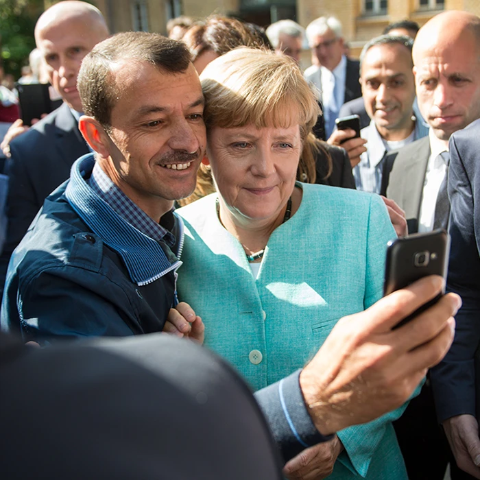 Angela Merkel macht Selfie mit Flüchtling, picture alliance / dpa | Bernd Von Jutrczenka