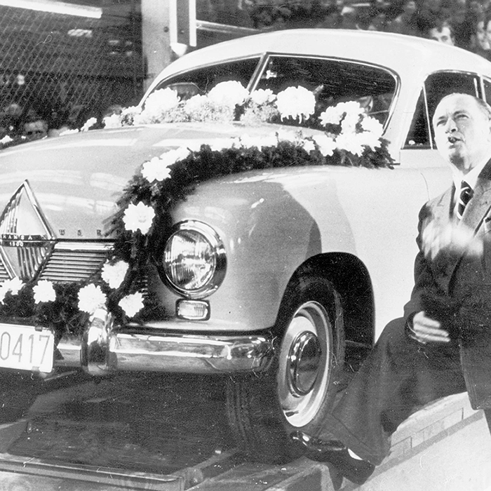 Carl Friedrich Wilhelm Borgward vor dem Modell Hansa 1500, 1949 | © SZ Photo